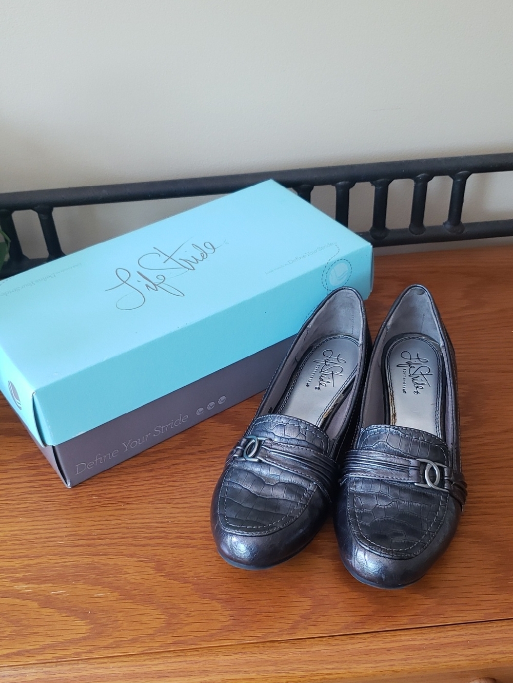 Life Stride Metallic Black Croc-Embossed Women's Loafers Size : 8M
